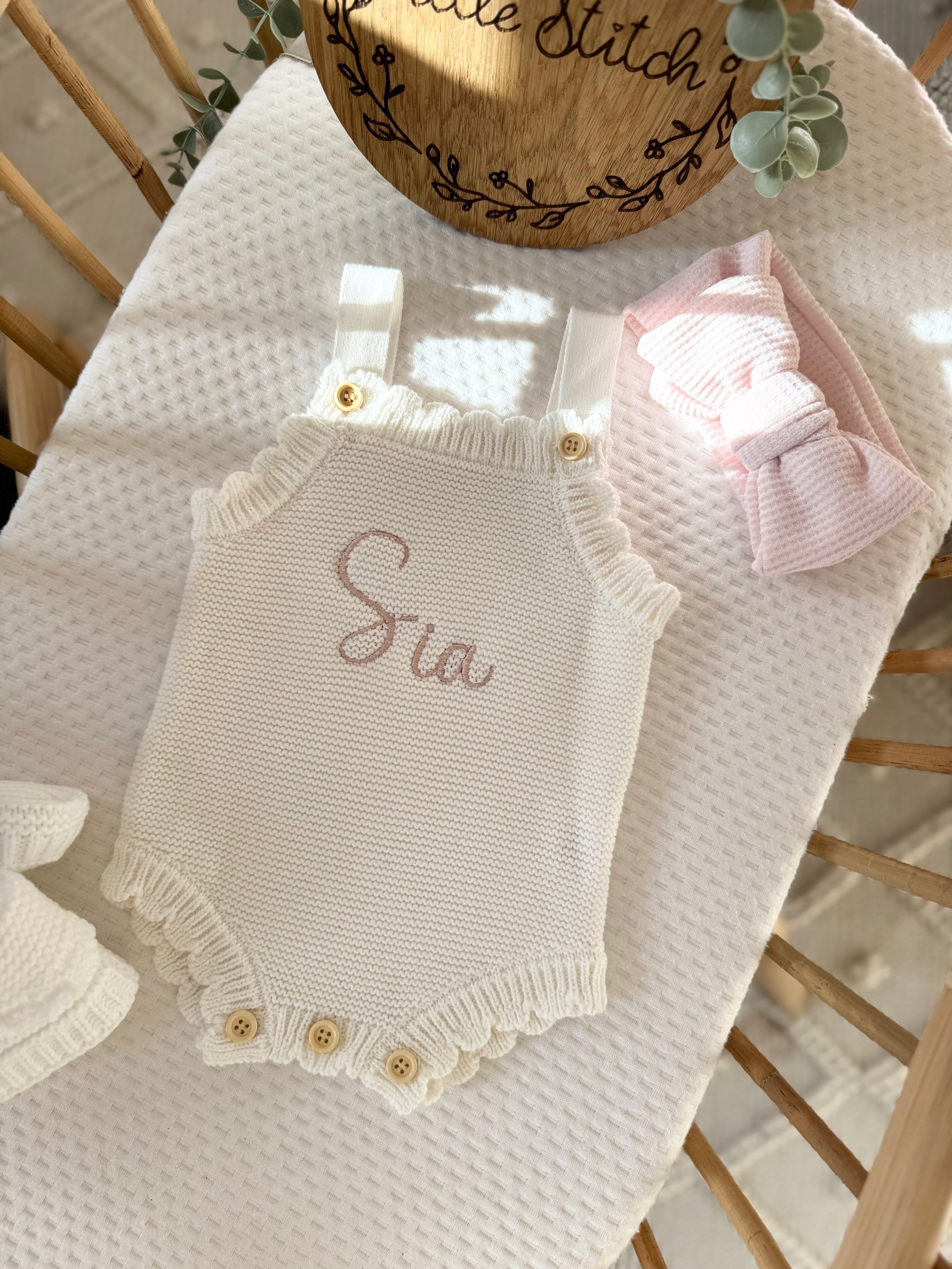 Plain name sleeveless scallop romper